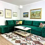 Apartment Chill & Play With Garage